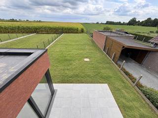 <p>Deze nieuwbouwwoning geniet een centrale ligging te Zwalm (dichtbij openbaar vervoer, diverse winkels, …). De woning is afgewerkt met kwaliteitsvolle, nieuwe materialen (hoge afwerkingsgraad) en de ruimtes in de woning werden geschilderd + lichtarmaturen in de woning aanwezig.</p>
<p>INDELING:</p>
<p>GELIJKVLOERS</p>
<p>– inkomhal + apart toilet<br />– ruime, lichtrijke leefruimte met open, ingerichte keuken + keukeneiland en frontaal zicht op de tuin<br />– bureau-ruimte<br />– aparte berging en/of wasruimte<br />– garage voorzien van sectionale poort</p>
<p>EERSTE VERDIEP<br />– nachthal<br />– vier ruime slaapkamers<br />– badkamer met badkamermeubel + douche & ligbad<br />– apart toilet<br />– kleine berging</p>
<p>TUIN + TERRAS + OPRIT</p>
<p>Algemene info:<br />– geen huisdieren<br />– Epc: A-LABEL<br />– installatie zonnepanelen aanwezig<br />– CV op aardgas (vloerverwarming)</p>
<p>Indien u meer info of een bezoek wenst, contacteer immo-deal bv: 0486 72 70 73.</p>