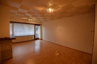 CENTRAAL GELEGEN APPARTEMENT: ruime inkom, lichtrijke en ruime living, keuken voorzien van keukentoestellen, badkamer met ligbad/douche, 2 ruime slaapkamers. Mooi terras. Op alle plaatsen centrale verwarming, private kelder/fietsberging. Syndic 50,00 euro.