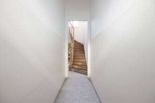 Bekijk reeds de videotour, het EPC, de asbestinventaris, elektrische keuring en het grondplan via de Wellimmo-site (“documenten”)<br /><br />Op een gegeerde hoeklocatie te hartje Zurenborg, op de hoek van de Ramstraat en de Lange Van Ruusbroecstraat, bevindt zich deze prachtige burgerwoning uit 1890 naar de hand van architect Guillaume Van Oenen, uitgevoerd in neo-Vlaamse renaissancestijl. Met een totale bruikbare vloeroppervlakte van 207 m² + kelderverdieping van ca. 55 m², ademt deze de authentieke charme en grandeur van een stedelijke herenwoning dankzij de hoge plafonds, originele elementen, een overvloed aan lichtinval en een bijzonder aangename sfeer.<br /><br />De ruime inkomhal verwelkomt u meteen met zicht op de buitenruimte – een eerste troef in Zurenborg – waar u bovendien plaats heeft om een fiets te stallen. Verder op het gelijkvloers: een gastentoilet (zeldzaam in de buurt), een lichte leefruimte van ca. 40 m² met grote raampartijen en een gashaard, gevolgd door een luxueuze maatwerkkeuken met composieten werkblad en directe toegang tot de gezellige stadskoer. Dankzij de verticale tuin geniet u hier van een groene, rustgevende buitenruimte die weinig onderhoud vergt maar veel sfeer biedt.<br />De woning telt tot 5 ruime slaapkamers, verdeeld over 2 volwaardige bouwlagen. Alle kamers hebben een aangename afmeting en veel lichtinval; de bovenste verdieping beschikt bovendien reeds over een watervoorziening en een toilet, wat extra mogelijkheden biedt voor wie bijvoorbeeld een 2de badkamer wil creëren.<br />De badkamer op de 1e vd. is ruim en luxueus afgewerkt, voorzien van kwaliteitsvolle materialen.<br />Deze woning combineert authentiek karakter, royale ruimtes en hedendaags comfort met een zeldzame hoekligging in een van de meest gewaardeerde buurten van Antwerpen. Op wandelafstand van de Dageraadplaats, gezellige horeca, winkels en openbaar vervoer, vormt dit een uitzonderlijk aanbod voor wie op zoek is naar een stijlvolle en ruime stadswoning in Zurenborg.<br /><br />📞 Voor meer info of een bezoek: 03/225.00.68 of surf naar www.wellimmo.net<br />