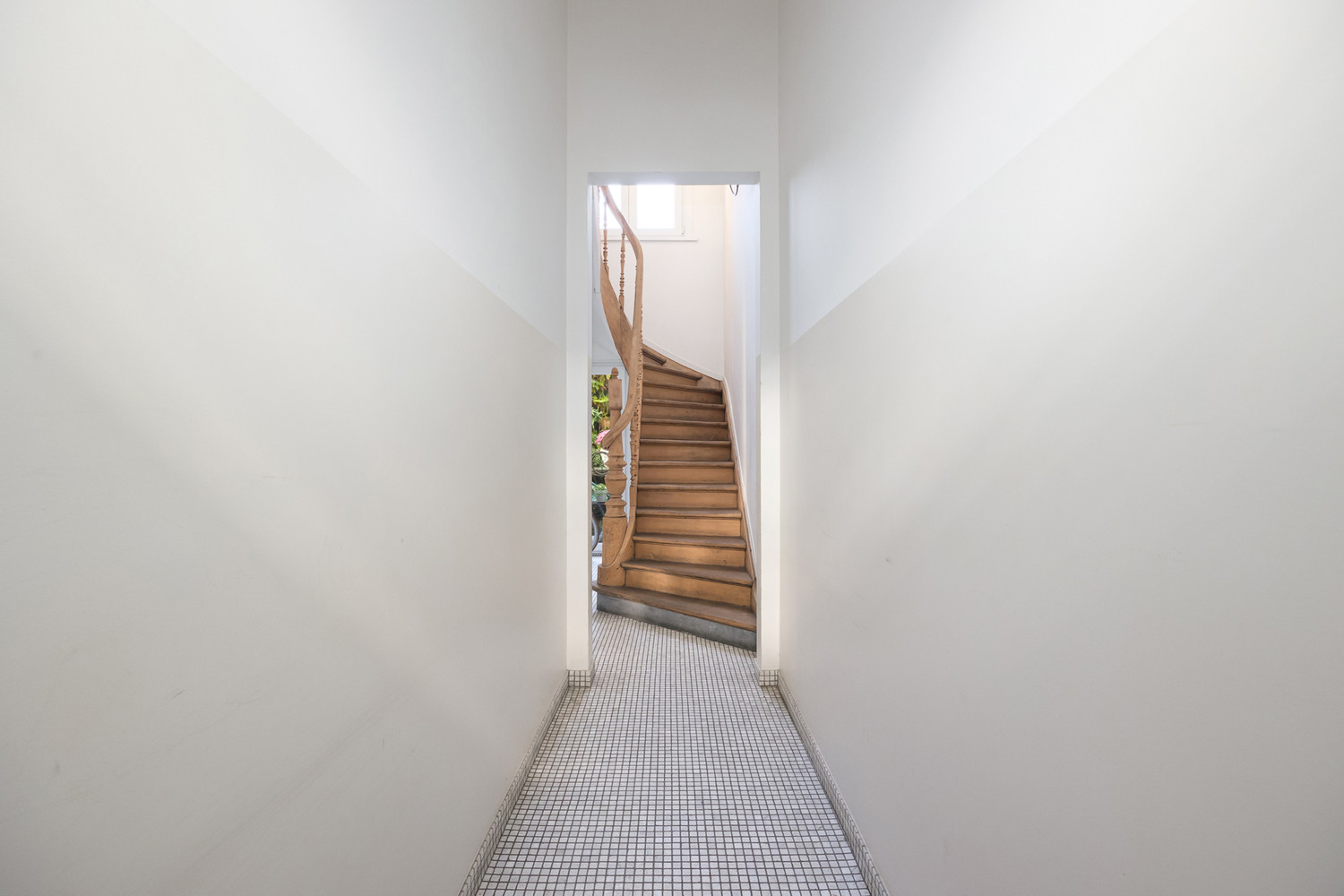 Karaktervolle en lumineuze burgerwoning (262m²) met aangename buitenruimte op hoeklocatie in hartje Zurenborg - photo 3