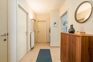 [[ DIT PAND NEEMT DEEL AAN DE ERA OPEN HUIZEN DAG OP 19/9 VAN 16:00 TOT 17:00 ]] 
<p><strong>Modern appartement in het centrum van Zaventem met terras en lift.</strong><br />Dit verzorgde appartement uit 2007 combineert een centrale ligging met hedendaags wooncomfort. Gelegen in het centrum van Zaventem, vlak bij openbaar vervoer, het treinstation, parken en belangrijke invalswegen, geniet u hier van een uitstekende bereikbaarheid. Dankzij het EPC-label A, conforme elektriciteit en de afwezigheid van asbest is dit appartement bovendien bijzonder energiezuinig en instapklaar. De ruime woonkamer met veel lichtinval sluit mooi aan op het terras, terwijl de praktische indeling zorgt voor aangenaam wonen. Extra comfort wordt geboden door de lift in het gebouw en de aanwezige staanplaats en kelder.<br /><br /><u><strong>Belangrijkste ruimtes:</strong></u><br />• Ruime woonkamer (38 m²) met veel lichtinval en toegang tot het terras<br />• Keuken (8 m²) met praktische indeling<br />• Twee slaapkamers van 14 m² en 13 m²<br />• Badkamer (7 m²)<br />• Inkomhal (8 m²)<br />• Apart toilet (1,5 m²)<br />• Berging (3 m²)<br />• Terras<br />• Kelder<br />• Staanplaats<br /><br /><u><strong>Troeven:</strong></u><br />• EPC A, conforme elektriciteit en geen asbest<br />• Centrale ligging in het centrum van Zaventem<br />• Lift aanwezig in het gebouw<br /><br />Meer informatie of een bezoek met Joery Van De Gucht? Contacteer ons via +3223351115<br />JOUW DROOMAPPARTEMENT. ZO GEVONDEN!</p>