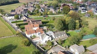 Asse (Asse-Ter-Heide) : IMMO STORE stelt u deze woning voor die dateert uit de SIXTIES maar werd GERENOVEERD vanaf 2019. Dit pand staat op een ZUIDGERICHT perceel van +/- 3a50ca en ademt WARMTE en GEZELLIGHEID uit dankzij de zorgvuldig gekozen materiaalkeuze. Op het gelijkvloers bevinden zicht inkomhal, een RUIME zithoek voorzien van een PELLETKACHEL en de PRAKTISCH VOLLEDIG INGERICHTE keuken met ONTBIJTHOEK. De GROTE badkamer bevindt zich eveneens op het gelijkvloers. De verdieping telt 2 SLAAPKAMERS. Mits het creëren van een gang kan er een DERDE SLAAPKAMER toegevoegd worden. De 215 m² GROTE WERKPLAATS maakt dit pand UNIEK in zijn soort en biedt heel wat POTENTIEEL. Garage. Deze woning is - IN HUIDIGE TOESTAND - uiterst geschikt, voor KEINERE GEZINNEN - COTTAGE LIEFHEBBERS - die voordeel halen bij de ATELIER. +++ GOEDGEKEURDE ELEKTRISCHE INSTALLATIE +++ EPC 'D' +++ Nabij CENTRUM Asse met al zijn FACILITEITEN ! Meer info of een pandbezoek? Bel IMMO STORE op 02 203 03 03.