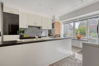 <p>Deze <strong>gerenoveerde woning</strong> met een bewoonbare oppervlakte van <strong>144 m²</strong> verwelkomt u via een ruime inkomhal op onderhoudsvriendelijke stenen vloer. Hier bevindt zich tevens een apart gastentoilet.<br />Vanuit de inkomhal bereikt u de <strong>lichtrijke leefruimte met een aparte multifunctionele ruimte</strong>, die dankzij de grote raampartijen een prachtig uitzicht biedt op de fraai aangelegde tuin. Aansluitend vindt u de volledig geïnstalleerde keuken, uitgerust met oven, kookplaat, dampkap en tal aan kastruimte. Daarnaast zijn hier ook de aansluitingen voor wasmachine en droogkast voorzien.</p><p>Op de eerste verdieping bevinden zich <strong>drie volwaardige slaapkamers</strong> en een moderne badkamer, ingericht met een inloopdouche, een tweede toilet en een stijlvol lavabomeubel. Achteraan de woning geniet u van een schitterende, oostelijk georiënteerde tuin van circa 105 m², ideaal om in alle rust van de ochtend- en middagzon te genieten. Via de tuin heeft u toegang tot de <strong>garage</strong>, die momenteel is ingericht als een volwaardige extra woonruimte met keuken, tweede badkamer, leefruimte en een aparte slaapkamer. Een ideale gezinswoning die comfort, ruimte en veelzijdigheid perfect combineert.</p><p>Extra: <br />- EPC 298 kWh/m2 jaar (Score C -> GEEN renovatieverplichting!)<br />- Elektriciteit conform<br />- Watertoets: perceelscore A, gebouwscore A. <br />- Stedenbouwkundige informatie in aanvraag, maatregelenregister in aanvraag</p><p>Nabij school, winkels, autosnelweg, openbaar vervoer, etc. Voor meer info ga naar www.coenenvastgoed.be of bel 03/375.82.92</p>