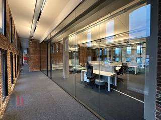 Fantastisch gelegen<strong> kantoorruimte</strong> van <strong>725 m²</strong> te koop, gelegen op de bedrijvige Pottelbergsite nabij de Ring en het centrum van Kortrijk. <br /><br />De <strong>instapklare kantoren</strong> bieden een flexibele werkruimte verdeeld over 4 individuele kantoorruimtes (waarvan 2 verhuurd) met gemeenschappelijke ingang. De kantoren zijn ingericht met een landschapskantoor en 2 vergaderzalen en/of individuele kantoren, ideaal voor diverse bedrijfsactiviteiten. De ruimtes zijn uitgerust met moderne tapijtvloeren, LED-verlichting, een gemeenschappelijke sociale ruimte en een energiezuinig verwarmings- en koelsysteem met een lucht-lucht warmtepomp, voor optimaal comfort gedurende het hele jaar.<br /><br />Het kantoorblok biedt een professionele en comfortabele werkomgeving, met voldoende <strong>parkeergelegenheid</strong> en een strategische locatie. Perfect voor bedrijven die op zoek zijn naar een goed onderhouden ruimte met flexibele indeling. Gemeenschappelijke parking op het terrein voor alle gebruikers.<br /><br />Fantastische bereikbaarheid, zowel met het openbaar vervoer als met de wagen (1 km van/naar R8).<br />Voor meer (technische) inlichtingen of een plaatsbezoek kan u contact opnemen met <strong>PANORAMA B2B</strong> op het nummer <strong>056 222 256</strong>.