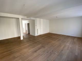 Dit appartement op de vierde verdieping is gerenoveerd en zeer centraal gelegen. Het zeer goed onderhouden gebouw heeft een zeer ruime lift...