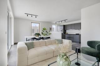 Welkom in Drypikkel, een nieuw woonproject met 48 instapklare appartementen in het hart van Merchtem. Kies uit 1, 2 of 3 slaapkamers en geniet van hedendaags wooncomfort, kwaliteitsvolle afwerking en een doordachte indeling. Drypikkel ligt in een rustige, groene buurt, op wandelafstand van winkels, scholen en openbaar vervoer. Dankzij de centrale ligging ben je in geen tijd in Brussel, Gent of Antwerpen. De appartementen zijn energiezuinig en voldoen aan de hoogste woonnormen – ideaal voor starters, gezinnen, senioren of investeerders die op zoek zijn naar een waardevaste eigendom in een gemeente in volle ontwikkeling. Elk appartement werd ontworpen met oog voor licht, ruimte en een praktische indeling. De afwerking is stijlvol en energiezuinig, met aandacht voor detail en hedendaagse woonnormen. Grote raampartijen, ruime terrassen en een groene omgeving zorgen voor een aangename leefervaring, dag in dag uit. Of je nu op zoek bent naar een nieuwe thuis of een slimme investering: Drypikkel biedt ruimte om te leven, te groeien en te genieten. Dit type appartement bevat een inkomhal met apart toilet, ruime leefruimte met open keuken en aansluitende berging, 3 volwaardige slaapkamer en 2 badkamers. Vanaf de leefruimte heb je toegang tot de tuin met terras. Het appartement is instapklaar tegen de akte. Vraag je brochure aan, plan een bezoek en ontdek dit project als eerste!. Bij Drypikkel vind je een plek om thuis te komen – klaar voor de toekomst.