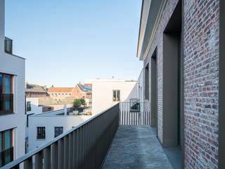 <strong>Karaktervolle loft (verder af te werken) met een overvloed aan licht in het befaamde project Academie op korte wandelafstand van het Gravensteen. </strong><br /><br />Deze karaktervolle loft bevindt zich in het befaamde project Academie, op korte wandelafstand van het Gravensteen, midden in het historische centrum. Een unieke plek waar erfgoed, architectuur en hedendaags wooncomfort samenkomen.<br /><br />De loft, gelegen op de tweede verdieping, onderscheidt zich door zijn indrukwekkend volume en een overvloed aan licht. De imposante dakramen zorgen voor prachtig zenitaal licht. De fijne stalen ramen benadrukken het industriële en kunstzinnige karakter van het geheel en versterken de architecturale uitstraling.<br /><br />De casco afwerking laat u toe de indeling en het interieur volledig naar eigen inzicht en smaak te realiseren. Een uitgelezen kans voor wie verlangt naar een ruimte met karakter en creatieve vrijheid.<br /><br />Project Academie gaf de historische kunstacademie en brandweerkazerne een nieuw leven, met een doordachte en stijlvolle herbestemming die de originele karakterelementen maximaal bewaart en versterkt.<br /><br />De loft is aangesloten op het warmtenet, wat garant staat voor een hoge energie-efficiëntie en een zo<span>rgeloos wooncomfort, zonder onderhoud.</span><br /><br />Tot slot is er de mogelijkheid tot aankoop van één of twee ondergrondse parkeerplaatsen, een absolute meerwaarde voor deze centrale ligging.<br /><br /><strong>Een kunstzinnige, lichtrijke en uitzonderlijke woonplek in het hart van de stad, voor wie op zoek is naar iets écht bijzonders.</strong><br /><br /><span>De verkoop geschiedt onder 12% registratierechten op de grondwaarde en 21% btw op de constructiewaarde. </span>
