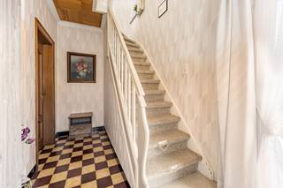<p>Op zoek naar een woning die je naar eigen smaak kan opfrissen en moderniseren? Dan is deze halfopen bebouwing in het rustige Outrijve zeker een bezoek waard.</p><p></p><p>De woning is gelegen op een mooi perceel van <strong>619 m²</strong>. Op het gelijkvloers bevinden zich de inkomhal, een lichtrijke leefruimte met eetplaats, een ruime keuken en een aangename veranda met zicht op de tuin.</p><p></p><p>Op de verdieping zijn er <strong>3 slaapkamers</strong> en een badkamer aanwezig.</p><p></p><p>Buiten geniet je van een <strong>grote tuin</strong>, een aparte garage, een ruime buitenberging en een lange oprit met voldoende parkeergelegenheid.</p><p></p><p>De woning werd gebouwd in <strong>1960</strong> en biedt dankzij haar praktische indeling en mooie buitenruimte heel wat mogelijkheden voor wie op zoek is naar een gezellige gezinswoning met potentieel.</p><p></p><p><strong>Troeven:</strong><br />✔ Perceel van 619 m²<br />✔ 3 slaapkamers<br />✔ Veranda met zicht op de tuin<br />✔ Grote tuin<br />✔ Garage en ruime buitenberging<br />✔ Oprit met meerdere parkeerplaatsen<br />✔ Rustige ligging in Outrijve (Avelgem)</p><p></p><p><strong>Interesse? Contacteer Chiara voor meer informatie of een bezoek ter plaatse.</strong></p>