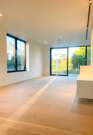 Ontdek deze 4 stijlvolle, energieneutrale nieuwbouwwoningen in Erpe, waar hedendaags wooncomfort, energiezuinigheid en een bijzonder hoog afwerkingsniveau harmonieus samenkomen. Deze woningen werden met veel oog voor detail en kwalitatieve materialen ontworpen en afgewerkt tot een uitzonderlijk mooi geheel.<br /><br />Op het gelijkvloers verwelkomt de inkomhal u met een gastentoilet en praktische vestiaire, waarna u rechtstreeks doorloopt naar de royale leefruimte. Grote raampartijen zorgen voor een aangename overvloed aan natuurlijk licht en creëren een prachtige verbinding met het terras en de gezellige, volledig omheinde tuin. De leefruimte beschikt over stijlvolle ingemaakte kasten en sluit naadloos aan op de moderne, volledig geïnstalleerde open keuken, voorzien van alle hedendaagse toestellen. Aansluitend bevindt zich een praktische bergruimte.<br /><br />Ook buiten is aan comfort gedacht: de ruime oprit biedt plaats aan meerdere wagens en er is een handige buitenberging voorzien voor fietsen en opslag.<br /><br />Op de eerste verdieping bevindt zich de nachthal met een tweede toilet. De masterbedroom beschikt over een eigen ensuite dressing en verder zijn er twee extra slaapkamers. De stijlvolle badkamer vormt een echte blikvanger en is uitgerust met een ruime inloopdouche, vrijstaand ligbad en elegant wastafelmeubel.<br /><br />De woningen zijn voorzien van ingemaakte verlichting en sfeervolle, dimbare verlichting, waardoor elke ruimte precies de gewenste uitstraling krijgt. Dankzij de zonnepanelen, vloerverwarming en vloerkoeling geniet u het hele jaar door van een aangenaam binnenklimaat én een bijzonder energiezuinige woning.<br /><br />Ook de ligging is een absolute troef. U woont hier in een rustige en aangename omgeving van Erpe, op korte afstand van Aalst, terwijl u tegelijkertijd geniet van een uitstekende bereikbaarheid. Het station bevindt zich nabij, net als diverse winkels, dagelijkse voorzieningen en andere faciliteiten. Bovendien zijn de opritten van de E40 richting Brussel en Gent vlot bereikbaar, waardoor zowel woon-werkverkeer als verplaatsingen in de ruime regio bijzonder gemakkelijk verlopen.<br /><br />Een unieke combinatie van stijlvol wonen, energiezuinig comfort, een hoogwaardige afwerking en een uitstekende bereikbaarheid. Deze woningen zijn tot in de kleinste details verzorgd en vormen een echte parel voor wie op zoek is naar een kwalitatieve, hedendaagse nieuwbouwwoning in een aantrekkelijke omgeving.