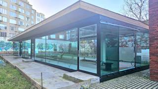 Op zoek naar een unieke werkplek in het hart van de stad, maar toch omgeven door rust en groen? Dit glazen paviljoen, ontworpen door Stéphane...