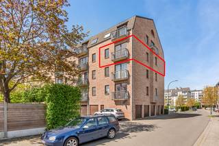 Dit lichtrijke hoekappartement is gelegen in een rustige woonwijk nabij het provinciedomein en kijkt uit over een groenpark. Nabij openbaar vervoer en op slechts 5min fietsen van het centrum van Leuven!<br /><br />Bestaande uit een inkomhal met een apart toilet en plaats voor vestiaire, een ruime leefruimte met aansluitend een terras, een recente keuken, een praktische wasplaats, 2 ruime slaapkamers waarvan de hoofdslaapkamer over een balkon beschikt en een badkamer.<br />Op het gelijkvloers is een ruime garagebox voorzien waar u voor de poort ook een wagen kan plaatsen.<br /><br />EPC 132kWh(B-label)! Elektriciteit conform!<br /><br />Indien u dit leuke appartement graag bezoekt dan kan u mij steeds bereiken via arnaut@immojanstas.be of 0495292080.<br /><br />Bijkomende info (EPC, bodemattest, elektriciteitsattest, enz...) kan U hier downloaden ↓