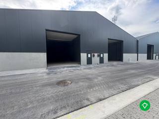 Op zoek naar een slimme investering of een nieuwe locatie voor je onderneming? <br />Ontdek deze gloednieuwe KMO-units in Werken (Kortemark), strategisch gelegen in een rustige en toegankelijke omgeving met vlotte verbindingen. <br /><br />Eigenschappen van de units:<br />• Geschikt voor opslag, atelier, productie of kleinhandel<br />• Ruime toegangspoorten <br />• 3 staanplaatsen inbegrepen <br />• Voorzien van nutsleidingen <br />• Moderne en energiezuinige constructie – ideaal voor ondernemers die duurzaam willen werken of investeren.<br />• op een toplocatie in de driehoek Diksmuide—Torhout—Roeselare<br />• Centraal in West-Vlaanderen voor optimale bereikbaarheid<br /><br /> Gelegen op een kleinschalig bedrijvenpark met professionele uitstraling.<br /> Ideaal voor zelfstandigen, kleine ondernemingen of investeerders.<br /><br />Grondwaarde € 74.697 - Constructiewaarde € 298.787, excl. kosten en BTW. <br /><br /> Interesse of meer info? Neem vandaag nog contact met ons op en ontdek de mogelijkheden!