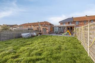 Op wandel- en fietsafstand van het stadscentrum van Tongeren ligt deze ruime gezinswoning met 4 slaapkamers. De woning werd recent grotendeels gerenoveerd.<br /><br />INDELING:<br /> x Inkomhal met ruimte voor vestiaire en gastentoilet;<br /> x Ruime T-vormige woonkamer met eetruimte, een grote salon en open keuken;<br /> x Veranda met groot schuifraam naar de tuin;<br /> x Vooraan is er een grote kamer die kan dienen als primaire slaapkamer, maar ook perfect dienst doet als bureau of hobbyruimte;<br /> x Verder is er een gelijkvloerse badkamer met ligbad en dubbele lavabo;<br /> x Op de verdieping zijn er 3 slaapkamers;<br /> x Via de nachthal is er toegang naar de zolderruimte.<br /><br />TROEVEN<br />In de woning zijn zichtbaar al vele renovatiewerken uitgevoerd. Zo werd het dak, de airco's, de ramen en vele afwerkingen zoals de badkamer recent vernieuwd. <br />Verder ligt de woning kortbij zowel de stad als natuur, en heb je een bushalte voor de deur. <br />Dat maakt van dit huis de perfecte, instapklare gezinswoning! <br /><br />Lijkt dit wel iets voor jou? Plan dan snel een bezoek door te bellen naar 012 23 00 23 of stel je vragen aan roland@immo-leroi.be.