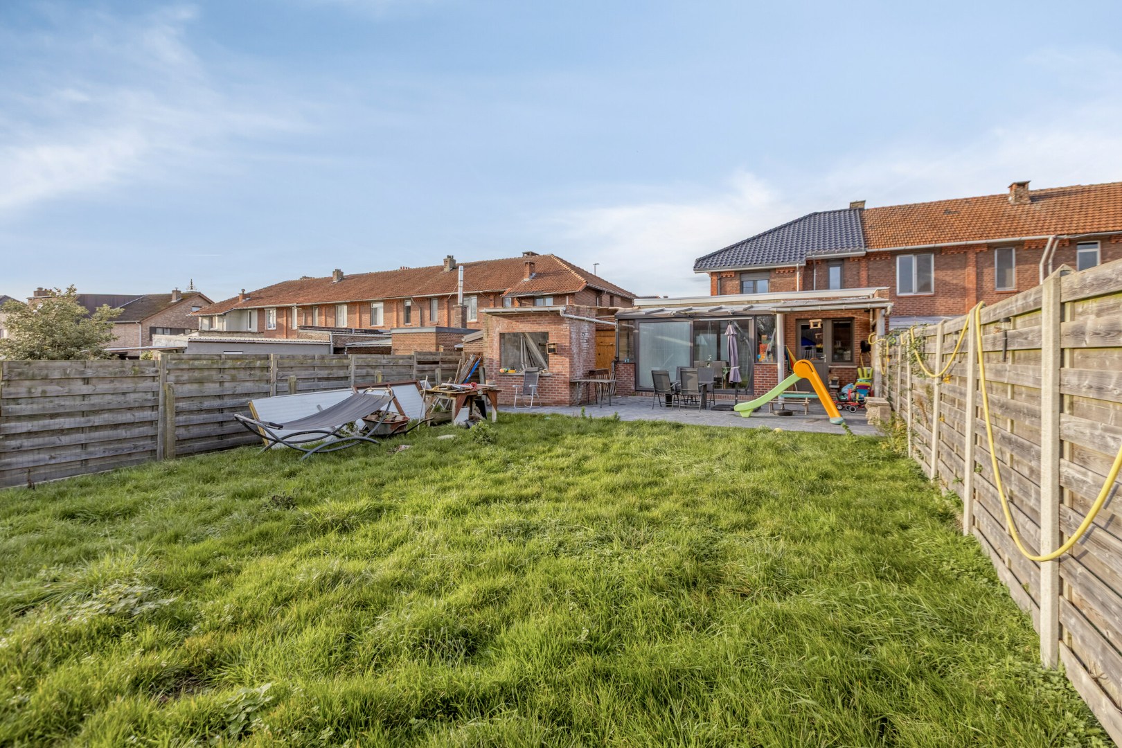 Gerenoveerde woning met 4 slaapkamers gelegen kortbij het centrum - foto 2