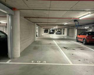 Deze autostaanplaats is gelegen in het privatieve gedeelte van de parkeergarage onder Quartier Bleu in Hasselt. Comfort gegarandeerd, want je moet niet meer zoeken naar een parkeerplek in de drukte. <br /><br />Binnen- en buitenrijden doe je langs de in- en uitgang op de Gelatineboulevard. Via de automatische sectionale poort kan je de privatieve parkeerplaatsen bereiken. <br /><br />Info:<br /><br />Onmiddellijk beschikbaar<br />Afmetingen:<br />- 2,80 meter breed<br />- 5,00 meter diep<br /><br />De snelste manier om een bezoek te brengen aan deze autostaanplaats? Vraag je bezoek aan via de rode knop op onze website (www.dewaele.com).<br /><br />Telefonisch kunnen er geen afspraken gemaakt worden. Bij andere vragen kun je ons telefonisch contacteren via 011 30 50 50.<br /><br />Tot binnenkort