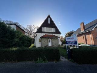 Deze villa met eclectische architectuur gelegen nabij kasteeldomein Kauwendaal vraagt nog verdere renovatie maar biedt naast de mooie hoge...