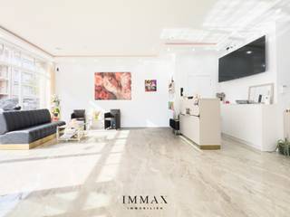 Dit handelspand bevindt zich op een toplocatie op de Bayauxlaan vlakbij het Rubensplein, Casino en de Lippenslaan van Knokke. Het pand biedt een commerciële ruimte met een tweede praktijkruimte/bureau, een afzonderlijke keuken en afzonderlijk toilet. Een ideale investering voor ondernemers die willen profiteren van deze centrale locatie.<br /><br />Mogelijkheid tot aankoop van een autostaanplaats/garagebox in de nabije omgeving!<br />EPB aangifte in opmaak.<br /><br />Aarzel niet om ons te contacteren voor meer informatie via: tel.: 050 62 44 14 of via knokke@immax.be