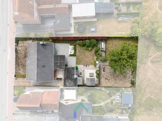 Renovatierapport beschikbaar op aanvraag!<br /><br />Ligging<br />Deze alleenstaande woning op een perceel van net geen 1.000 m2 ligt in het centrum van het rustige Dentergem. Zowel lagere school, bakker en slager zijn op een steenworp verwijderd van de woning. De woning is aan renovatie toe, maar geniet van enkele troeven waaronder de lichtinval, ruime leefruimte en de rustige ligging.<br /><br />Indeling<br />We komen de woning binnen via de ruime inkomhal die toegang geeft tot alle leefgedeelten. Als eerste kunnen we de ruime leefruimte betreden. Deze geniet van veel natuurlijke lichtinval door de raampartijen vooraan, achteraan én aan de zijkant. Van hieruit kan je genieten van het zicht op de gezellige tuin. Vanuit de leefruimte kan je via de gang naar de keuken. Deze heeft ook plaats om een eettafel te plaatsen waardoor je opnieuw zicht hebt op de tuin. Mits het uitbreken van een muur kan je de leefruimte en keuken makkelijk verbinden met mekaar. Alles is voorzien op de gelijkvloerse verdieping. Zo zijn er nog 3 slaapkamers terug te vinden en is er een vernieuwde badkamer met inloopdouche, toilet en lavabo. Vervolgens is er ook een vaste trap om de zolder te betreden. Deze kan nog afgewerkt worden naar eigen smaak. Tenslotte is er nog een praktische kelder die kan dienen als extra bergruimte.<br /><br />Exterieur<br />De tuin is gecompartimenteerd in verschillende ruimtes. Zo is er een ruime voortuin met oprit om de garage te bereiken. Naast de garage is er een praktische berging waar onder andere de stookolieketel staat. Daarnaast zijn er nog twee tuinhuisjes terug te vinden. Verder is er een terras die aansluit op de leefruimte en die verder loopt in een gazon. Tenslotte is er daarachter nog een mooie boom die charme geeft aan de tuin en een plaats waar vroeger de moestuin was. Achter het perceel ligt een onbebouwde zone waardoor de rust gegarandeerd is achteraan.<br /><br />Troeven<br />* Rustige, residentiële ligging<br />* Mooie, gezellige tuin<br />* Unieke indeling<br /><br />Wil jij graag een bezoek brengen aan deze aangename woning? Aarzel dan niet en contacteer Mathieu om jouw bezoek vast te leggen!<br /><br />T: 0479 63 53 01<br />M: mathieu@gentill.be
