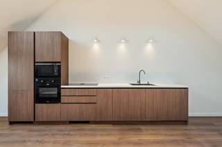 <p>ALTRO VASTGOED VERHUURT: Gelieve enkel online uw aanvraag in te dienen.</p><p>Aan Dok-Zuid 12 te Gent bieden wij dit unieke duplex-appartement te huur aan. Het pand bevindt zich op de bovenste verdiepingen van een majestueuze herenwoning die in 2025 een volledige totaalrenovatie onderging. Als eerste bewoner geniet u hier van een gloednieuw, hoogwaardig afgewerkt appartement waarin authentieke charme en hedendaags luxecomfort meesterlijk gecombineerd worden.</p><p>U betreedt het gebouw via de imposante, gerestaureerde gemeenschappelijke inkomhal. Op de bovenste verdieping bevindt zich een royale leefruimte met een strakke designkeuken onder het dak. Dankzij de strategische ligging en de meerdere dakramen geniet u hier van een maximale lichtinval en een fantastisch zicht. Een niveau lager bevinden zich twee volwaardige slaapkamers (waarvan één uitgerust met een aparte dressing) en een stijlvolle badkamer.</p><p>De ligging is een absolute troef: aan de kades van Dok-Zuid, met een vrij panoramisch zicht op het water en de dynamiek van de vernieuwde Oude Dokken. U woont hier op wandelafstand van het historische stadscentrum en het station Gent-Dampoort, en geniet van een uiterst vlotte bereikbaarheid richting de R4, E17 en E40.</p><p>Op technisch vlak is het pand uiterst hoogwaardig afgewerkt. Dankzij de grondige renovatie beschikt de woning over een individuele HR-ketel met radiatoren, conforme elektriciteit en een uitstekend EPC-label A.</p><p><strong>Beschikbaar vanaf 15 november</strong></p><p>Laat u betoveren door de lichtinval en de unieke duplexindeling van dit instapklare appartement en dien online uw aanvraag in voor het bezoekmoment.<br />Ellen@altro-vastgoed.be</p>