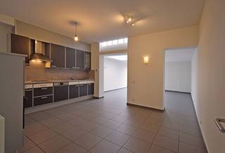ARDOOISESTEENWEG 149 - 8800 ROESELARE<br /><br />Volledig gerenoveerde woning te huur. De woning beschikt op het gelijkvloers over een inkomhal, een bureau/bergruimte en een ruime leefruimte met een modern ingerichte open keuken. Op de verdieping bevinden zich twee slaapkamers en een badkamer met douche. Buiten geniet de woning van een terras, een tuin en een praktische tuinberging. <br /><br />De woning is onmiddellijk beschikbaar.