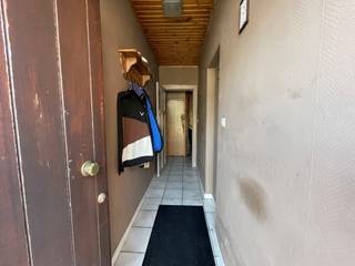 TE RENOVEREN WONING op mooie rustige ligging in Moerbrugge. Grondoppervlakte 354 m². Indeling: inkom, living, keuken met veranda/berging, badkamer...