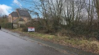 Rustig gelegen perceel bouwgrond van 6a51ca. Zuid georiënteerd. <br />Perceelsbreedte: vooraan 18m50 - achteraan 15m84 - diepte: ±37.<br />Bouwdiepte woning: gelijkvloers maximum 15 meter en verdieping maximum 12 meter.<br />Kroonlijsthoogte woning maximum 5m50.<br />Dakhelling woning van 0° tot maximum 45°.<br />Plan en voorschriften op https://www.schoeters.be/portefeuille/detail.php?item=b&sorting=&ref=10589<br />Stedenbouwkundige vastgoedinformatie (in aanvraag): woongebied - verkavelingsvergunning.<br />Perceelscore D (pluviaal) - geen risicozone voor overstromingen.