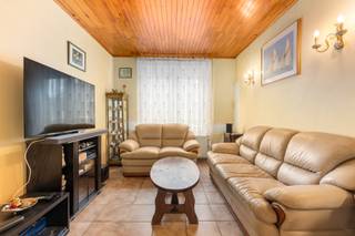 <p><u><strong>Te koop:</strong></u> Woning in de Neufforgestraat, Machelen, op wandelafstand van het centrum en winkels.<br /><br />Deze woning vormt de ideale basis voor wie op zoek is naar een renovatieproject met tal van mogelijkheden. Gelegen in een rustige en residentiële straat, geniet u van een aangename woonomgeving met alle voorzieningen, winkels en openbaar vervoer op korte afstand. De gezellige tuin van ca. 50 m² biedt een aangename buitenruimte om te ontspannen en te genieten van het buitenleven. Dankzij de centrale ligging en de functionele indeling biedt deze woning een uitstekende kans om een eigendom volledig naar eigen smaak en hedendaagse normen te renoveren.<br /><br /><u><strong>Belangrijkste ruimtes:</strong></u><br />• Inkomhal (5,3 m²) met toegang tot de leefruimtes<br />• Ruime living (26 m²) met veel lichtinval<br />• Keuken (18,8 m²) met directe toegang tot het terras (8,5 m²)<br />• Bureel (8,2 m²) ideaal als werk- of hobbyruimte<br />• Bijkeuken (4,3 m²) voor extra opslag<br />• Twee slaapkamers (12,7 m² en 15,9 m²)<br />• Badkamer (5 m²)<br />• Nachthal (5,1 m²)<br />• Kelder (16,4 m²) voor extra bergruimte<br />• Tuin (50 m²) als groene buitenruimte<br /><br /><u><strong>Troeven:</strong></u><br />• Te moderniseren woning met groot potentieel<br />• Op wandelafstand van het centrum en winkels<br />• Tuin<br /><br />Meer informatie of een bezoek met Margaux Mulkers? Contacteer ons via +3223351115<br />JOUW DROOMHUIS. ZO GEVONDEN!</p>
