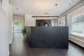 <p>Dit instapklare kantoorgebouw met tuin, terras en kelder bevindt zich op een uiterst zichtbare hoeklocatie in Wommelgem. Dankzij de centrale ligging, moderne technieken en flexibele indeling vormt dit pand de ideale uitvalsbasis voor ondernemingen, vrije beroepen en dienstverlenende activiteiten. Het gebouw werd gedeeltelijk gerenoveerd in 2021 en is uitgerust met onder meer zonnepanelen, een warmtepomp, airconditioning en een conforme elektrische installatie.<br /><br /><strong>Indeling:</strong><br />Bij het betreden van het gebouw komt u terecht in een ruime onthaalruimte van 36 m², voorzien van een onthaalbalie met ingebouwde kasten. Vanuit deze centrale ruimte heeft u toegang tot de verschillende kantoor- en vergaderruimtes.</p>
<p>Het gelijkvloers omvat meerdere burelen van diverse oppervlaktes, waardoor het pand flexibel kan worden ingericht volgens de noden van uw onderneming. Daarnaast zijn er twee vergaderruimtes aanwezig. Verder beschikt deze verdieping over een technische ruimte, een archiefruimte/berging, een kitchenette en twee afzonderlijke toiletten.</p>
<p>Via verschillende kantoorruimtes heeft u directe toegang tot het terras en de aangename tuin, wat bijdraagt aan een comfortabele en aangename werkomgeving voor zowel medewerkers als bezoekers.</p>
<p>Op de eerste verdieping bevinden zich drie afzonderlijke burelen van respectievelijk 13 m², 14,5 m² en 16 m². Daarnaast is er een ruime polyvalente kantoor- of vergaderruimte van maar liefst 42 m². Deze verdieping beschikt bovendien over een douche en een afzonderlijk toilet.</p>
<p>Tot slot beschikt het gebouw over een droge kelder van 41 m², ideaal als archief-, opslag- of stockageruimte.</p>
<p><strong>Bijzonderheden:<br /></strong>Uiterst zichtbare hoeklocatie.<strong><br /></strong>Instapklaar kantoorgebouw.<strong><br /></strong>Gedeeltelijk gerenoveerd in 2021.<strong><br /></strong>Zonnepanelen aanwezig.<strong><br /></strong>Warmtepomp en airconditioning.<strong><br /></strong>Conforme elektrische installatie.<strong><br /></strong>Twee autostaanplaatsen.<strong><br /></strong>Aangename tuin en terras.<strong><br /></strong>Droge kelder van 41 m².<strong><br /></strong>Alarmsysteem aanwezig.<strong><br /></strong>EPC-label C.<strong><br /><br />Ligging:<br /></strong>Het pand geniet van een commerciële en strategische ligging in Wommelgem. Dankzij de uitstekende zichtbaarheid, de vlotte bereikbaarheid en de nabijheid van belangrijke invalswegen, de Antwerpse Ring en omliggende gemeenten, vormt deze locatie een uitstekende uitvalsbasis voor diverse professionele activiteiten.</p>
