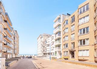 Te renoveren appartement met 1 slaapkamer te koop in de residentie Longchamps. Deze residentie is gelegen in de Van Haelenstraat en geniet een uiterst centrale ligging te Koksijde Bad: vlakbij zee, het openbaar vervoer en het commercieel centrum.<br /><br />Het appartement is gelegen op de kelderverdieping en werd als volgt ingedeeld: west gerichte leefruimte | afzonderlijke keuken | afzonderlijk toilet | badkamer met bad en lavabo | GROTE slaapkamer | terras/koer aan achterzijde.<br /><br />Gemeenschappelijke fietsenberging aanwezig. <br /><br />Op zoek naar een te renoveren tweede verblijf tegen een scherpe prijs? Contacteer ons dan snel voor een afspraak ter plaatse. <br /><br />Tussen de foto's staan enkele 3D-beelden van hoe u het appartement kan opfrissen en aankleden. Deze zijn puur illustratief. 