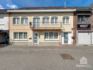 <strong>PLUSPUNTEN: </strong><br />+ bruikbare vloeroppervlakte: 204 m²<br />+ 4 slaapkamers<br />+ 2 badkamers<br />+ balkon aan voorzijde<br />+ Bocholt-centrum<br />+ instapklaar<br />+ grote polyvalante ruimte<br />+ gratis parkeermogelijkheden<br />+ voorzien van airco!<br /><br /><strong>RENOVATIEOVERZICHT:</strong><br />+ aardgas 2007<br />+ nieuw dak 2015<br /><br /><strong><span>ALGEMEEN:</span></strong><br />Op een absolute toplocatie in het centrum van Bocholt bevindt zich dit verrassend ruime en instapklare triplex appartement met een bewoonbare oppervlakte van maar liefst 204 m². Dankzij de centrale ligging geniet u van alle voorzieningen op wandelafstand, terwijl de ruime indeling en vier volwaardige slaapkamers zorgen voor optimaal wooncomfort voor gezinnen, thuiswerkers of wie gewoon graag wat extra ruimte heeft.<br /><br />Bij het betreden van het appartement valt meteen het royale ruimtegevoel op. De lichtrijke leefruimte vormt het hart van de woning. Verder beschikt het appartement over maar liefst vier slaapkamers, twee badkamers en een grote polyvalente ruimte die naar wens kan worden ingericht als hobbyruimte, bureau, speelkamer of extra ontspanningsruimte.<br /><br />Aan de voorzijde bevindt zich een aangenaam balkon waar u kunt genieten van het levendige dorpscentrum. Bovendien zijn er in de directe omgeving voldoende gratis parkeermogelijkheden aanwezig.<br /><br />Kortom, dit unieke appartement combineert een uitzonderlijke woonoppervlakte, een praktische indeling en een uitstekende centrumligging. Een ideale opportuniteit voor wie ruim en comfortabel wil wonen in het gezellige Bocholt.<br /><br /><strong>INDELING:</strong><br /><span>+0: inkomhal<br />+1: inkomhal, keuken, woonkamer, nachthal, badkamer, slaapkamer, balkon aan voorzijde<br />+2: grote polyvalente ruimte, badkamer, 3 slaapkamers</span><br /><br /><strong>FINANCIERING:</strong><br />Een succesvolle vastgoedtransactie begint met een goede voorbereiding. Wij adviseren kandidaat-kopers om hun financiële mogelijkheden tijdig in kaart te brengen, zodat zij met de nodige zekerheid en vertrouwen kunnen handelen wanneer de juiste opportuniteit zich aandient.<br /><br /><strong>VERKOPEN OF VERHUREN MET EEN STRATEGISCHE AANPAK?</strong><br />Dankzij het vertrouwen van onze klanten en onze sterke marktpositie zijn wij voortdurend op zoek naar kwalitatieve eigendommen. Overweegt u te verkopen of te verhuren? Ontdek vrijblijvend onze persoonlijke aanpak en hoe wij uw eigendom optimaal positioneren om de juiste doelgroep te bereiken.<br /><br /><strong>ALS EERSTE OP DE HOOGTE VAN NIEUW AANBOD:</strong><br />De beste eigendommen worden vaak gevonden vóór ze breed beschikbaar zijn. Schrijf u vrijblijvend in via onze website en ontvang nieuw aanbod dat aansluit bij uw wensen en zoekcriteria.<br /><br /><strong>UW VASTGOED, ONZE EXPERTISE:</strong><br />Elke eigendom verdient een persoonlijke strategie. Met een combinatie van marktkennis, professionele presentatie, actieve klantenbenadering en een sterk netwerk begeleiden wij onze klanten naar een succesvol resultaat.<br /><br /><strong>PERSOONLIJKE SERVICE, PROFESSIONELE BEGELEIDING:</strong><br />Een vastgoedbeslissing vraagt een doordachte aanpak. Ons ervaren team staat klaar om u persoonlijk te adviseren en te begeleiden bij elke stap. Contacteer ons via +32 89 87 03 67 of via info@immosign-plus.be.