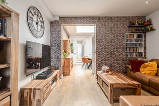 [[ DIT PAND NEEMT DEEL AAN DE ERA OPEN HUIZEN DAG OP 19/9 VAN 9:30 TOT 10:30 ]]
<p><strong>Instapklare woning te koop in Evergem – wonen vlak bij Gent</strong></p>

<p>Bent u op zoek naar een instapklare woning op een toplocatie, vlak bij Gent? Dan is deze verzorgde woning in Evergem absoluut een bezoek waard.</p>

<p>Deze charmante woning werd doorheen de jaren met oog voor kwaliteit en duurzaamheid vernieuwd. Zo werden het <strong>dak en de dakgoten volledig vernieuwd in 2017</strong> en werd in <strong>2024 een nieuwe gasketel</strong> geplaatst. Bovendien is er <strong>geen renovatieverplichting</strong>, waardoor u zorgeloos kunt verhuizen.</p>

<p>De woning beschikt over <strong>twee volwaardige slaapkamers</strong> en een gezellige <strong>mezzanine</strong>, ideaal als bureau, hobbyruimte of extra slaaphoek. Binnen geniet u van een stijlvolle afwerking met <strong>hoogwaardige materialen</strong>, wat zorgt voor een warme en tijdloze uitstraling.</p>

<p>Ook buiten is het aangenaam vertoeven. De <strong>fraai aangelegde en onderhoudsvriendelijke tuin</strong> biedt de perfecte plek om te ontspannen of gezellig te genieten met familie en vrienden. De voorgevel werd afgewerkt met <strong>kurkisolatie en stijlvolle blauwe hardsteen</strong>, wat niet alleen zorgt voor een mooie uitstraling, maar ook bijdraagt aan het wooncomfort.</p>

<p>Een extra troef zijn de <strong>voldoende parkeerplaatsen</strong>, waardoor u steeds comfortabel kunt parkeren.<br /><br />Een woning waar comfort, kwaliteit en een uitstekende ligging perfect samenkomen. Maak snel een afspraak en ontdek zelf de vele troeven van deze prachtige woning!</p>