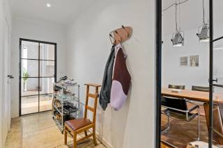Dit ruim en lichtrijk appartement op de zesde verdieping met lift situeert zich in 'Berchem Palace', een prachtig gebouw uit 1937, dat vroeger dienstdeed als bioscoop en vandaag geklasseerd is als bouwkundig erfgoed. Het appartement straalt karakter uit dankzij originele elementen zoals de authentieke parketvloeren en tegelvloeren. Er werden recent ook enkele werken uitgevoerd, onder andere werd de achtergevel grondig geïsoleerd en vernieuwd, en zijn ook de terrassen en balustrades aangepakt.<br /><br />De ligging is een absolute troef: boven de galerij van Campo & Campo en op wandelafstand van het Albert- en Harmoniepark & brouwerij De Koninck. In de buurt treft u verder alle noodzakelijke voorzieningen. <br /><br />De inkomhal leidt naar de ruime leefruimte en eetkamer. Dankzij een open verbinding met een toog tussen de eetkamer en de volledig uitgeruste keuken met kookeiland, blijft het contact tussen de ruimtes behouden zonder dat je volledig afgesloten zit. Zo ervaar je een fijne én functionele doorstroming in het appartement. In de keuken is ook een aansluiting voor zowel wasmachine als droogkast aanwezig. <br /><br />Via de keuken loopt u door naar de nachthal. Van hieruit hebt u toegang tot de twee slaapkamers en badkamer met bad met douche. <br /><br />Verder beschikt het appartement ook over een terras, een berging en een ruime, droge kelderberging.<br /><br />Tot slot geniet u dankzij de ligging op de zesde verdieping van een prachtig uitzicht over de stad.<br /><br />Pluspunten<br />+ Uiterst goed gelegen<br />+ Uniek Art-Deco appartement in iconisch gebouw<br />+ Conforme elektrische keuring, Gunstig EPC<br />+ Lift<br />+ Terras<br /><br />Interesse? Neem contact met ons op via 03 337 50 70 of info@vbvastgoed.be.