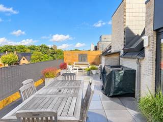 <p><span>Via de inkomhal van ca. 7 m², voorzien van een onderhoudsvriendelijke tegelvloer met parketlook, komt u in de ruime en lichtrijke living van ca. 40 m². Deze aangename leefruimte sluit naadloos aan op de open keuken van ca. 9 m², waardoor een gezellige en hedendaagse leefomgeving ontstaat.</span></p>
<p><span>De volledig ingerichte keuken beschikt over een vaatwasser, oven, keramische kookplaat, dampkap en koelkast. Aansluitend bevindt zich een praktische berging van ca. 2 m² met aansluiting voor de wasmachine.</span></p>
<p><span>De penthouse telt </span><strong><span>drie slaapkamers</span></strong><span>:</span></p>
<ul>
<li><span>Slaapkamer 1: ca. 14 m²</span></li>
<li><span>Slaapkamer 2: ca. 10 m²</span></li>
<li><span>Slaapkamer 3: ca. 8 m²</span></li>
</ul>
<p><span>Alle slaapkamers zijn voorzien van een tegelvloer met parketlook.</span></p>
<p><span>De badkamer van ca. 5 m² is uitgerust met een dubbel lavabomeubel, een comfortabele inloopdouche en toilet.</span></p>
<p><span>Een absolute troef is het </span><strong><span>ruime terras van ca. 56 m²</span></strong><span>. Hier is het heerlijk vertoeven en beschikt u over een uitzonderlijke buitenruimte die zich uitstekend leent voor een gezellige zithoek, een eettafel of een groene inrichting.</span></p>
<p><strong><span>EXTRA TROEVEN</span></strong></p>
<ul>
<li><span>Penthouse met </span><strong><span>lift</span></strong></li>
<li><span>Ruime en zonnige leefruimte</span></li>
<li><span>Volledig ingerichte open keuken</span></li>
<li><strong><span>3 slaapkamers</span></strong></li>
<li><span>Praktische berging met aansluiting voor wasmachine</span></li>
<li><span>Energiezuinig: EPC 209 kWh/m²jaar - Klasse C</span></li>
<li><span>Groot terras van ca. </span><strong><span>56 m²</span></strong></li>
<li><span>Centrale ligging in Sint-Job-in-'t-Goor</span></li>
<li><span>Scholen, winkels en openbaar vervoer vlakbij</span></li>
<li><span>Bos en natuur op wandelafstand</span></li>
</ul>
<p><span>Een </span><strong><span>carport</span></strong><span> kan afzonderlijk worden aangekocht voor </span><strong><span>€ 22.000</span></strong><span>. Daarnaast is er de mogelijkheid om een </span><strong><span>extra autostaanplaats</span></strong><span> aan te kopen voor </span><strong><span>€ 15.000</span></strong><span>.</span></p>
<p><span>Kortom: een ruime en lichtrijke penthouse met drie slaapkamers, lift en een uitzonderlijk groot terras, ideaal gelegen nabij alle dagelijkse voorzieningen én op wandelafstand van groen en natuur.</span></p>