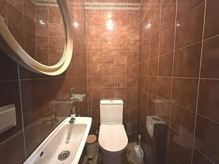Dit centraal gelegen appartement beschikt over een ruime en praktische indeling.<br /><br />Bij het binnenkomen bevindt zich een ruime inkomhal met apart toilet. De leefruimte is voorzien van een parketvloer en gezellige elektrische haard en sluit aan op de ingerichte keuken, uitgerust met onder andere een kookvuur, dampkap, koelkast en diepvries. Aansluitend is er een aparte berging.<br />Verder beschikt het appartement over een badkamer met inloopdouche, lavabomeubel en aansluiting voor de wasmachine, evenals twee slaapkamers met rolluiken. Het appartement beschikt eveneens over een terras.<br /><br />De verwarming gebeurt via centrale verwarming op aardgas.<br /><br />Beschikbaar: te bespreken<br /><br />Interesse?<br />Plan uw bezoek in via info@immo-jet.be.