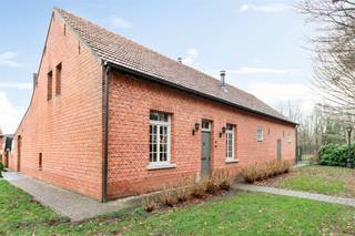 <p><span>Op een centrale ligging nabij Turnhout bevindt zich dit bijzondere eigendom op ruim 9 Ha grond.</span></p><p><span>Grenzend aan natuurgebied en voorzien van diverse bijgebouwen is deze hoeve een buitenkans voor wie droomt van het wonen met paarden aan huis. </span></p><p><span> </span></p><p><span>Indeling hoeve </span></p><p><span>Centraal in deze woning is een gezellige woonkamer met open haard en karakteristiek plafond met balken, toegang tot een slaapkamer met bijbehorende dressing en aparte mezzanine met een privatieve badkamer. De belangrijkste leefruimte op het gelijkvloers is de royale woonkeuken aan de achterzijde van de het gebouw bestaande uit een eetkamer en keuken gedeelte met werkeiland. De keuken is voorzien van grote raampartijen en geeft zo ook toegang tot het binnenplein. Aparte bijkeuken of berging en trap naar de verdieping.</span></p><p><span>Op de verdieping bevinden zich nog twee ruime leefruimtes of bijkomende slaapkamers, een tweede badkamer en diverse ingemaakte kasten. De ruimtes en afwerking van de verdieping bieden vele mogelijkheden, zowel voor hobby's of grotere gezinnen.  </span></p><p><span>De inpandige garage biedt ruimte aan één wagen en tevens is er een polyvalente ruimte of stockageplaats. </span></p><p><span> </span></p><p><span>Bijgebouw</span></p><p><span>Achter de hoeve bevindt zich een bijgebouw van ca. 75 m² welke kan worden gebruikt als werkplaats en opslagruimte met daarnaast voldoende ruimte voor bijvoorbeeld een koets. </span></p><p><span> </span></p><p><span>Guesthouse</span></p><p><span>Eveneens aan de achterzijde van de hoeve bevindt zich een kleiner bijgebouw welke kan worden benut als een guesthouse of bijkomende verblijfsruimte / kantine. </span></p><p><span> </span></p><p><span>Kleine stal</span></p><p><span>Aan de rechterzijde van de oprit bevindt zich een schuur van ca. 135 m² met een aanzienlijke vrije hoogte en vernieuwd dak welke kan worden gebruikt als loods of stallingen voor dieren. </span></p><p><span> </span></p><p><span>Grote stal </span></p><p><span>Centraal op het terrein bevindt zich deze schuur welke in het verleden dienst heeft gedaan als koeienstal en heeft een oppervlakte van ca. 330 m².  Dit gebouw is al ouder en zou wel enig onderhoud vragen maar biedt u vele mogelijkheden. </span></p><p><span> </span></p><p><span>Hangaar</span></p><p><span>Aan de linkerzijde van het terrein bevindt zich een open schuur van ruim 300 m² welke als bergruimte wordt gebruikt en deels als inloopstal. Ook deze constructie biedt vele mogelijkheden voor het houden van dieren, alsook voor het parkeren van landbouwvoertuigen en dergelijke. </span></p><p><span> </span></p><p><span>Weides en terrein</span></p><p><span>De verschillende gebouwen zijn verbonden middels verhardingen en parkeerterrein. Het merendeel van het eigendom bestaat uit weilanden en landerijen welke zijn opgedeeld in weide voor het houden van paarden. Middels een pad ook een achteruitgang naar natuurgebied om buiten te gaan rijden te paard of met de koets. </span></p><p><span> </span></p><p><span>Bijzonderheden </span></p><p><span>Het eigendom is gelegen in agrarisch gebied en is gekenmerkt als bedrijfswoning. Het oorspronkelijke bouwjaar is ca 1935 echter werd in 2005 de hoeve volledig gerenoveerd en voorzien van hedendaags comfort en voorzieningen. De centrale verwarming is voorzien middels een installatie op stookolie, tevens is er airconditioning aanwezig. </span></p><p><span>In de hoeve zijn meerdere multifunctionele ruimtes welke vele mogelijkheden bieden zoals ruimte voor een inwonend familielid of personeel, hobbyruimte, praktijkruimte etc.</span></p><p><span> </span></p><p><span>Meer inlichtingen via ons kantoor. </span></p>