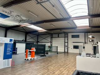 Op een uitstekende locatie aan de Ambachtenlaan in Leuven, nabij de afrit Haasrode van de E40 (Brussel – Leuven – Luik), bevindt zich dit functionele en goed bereikbare industrieel gebouw dat te huur wordt aangeboden.<br />Het pand bestaat uit een magazijnruimte van +/- 950 m², verdeeld in een showroomgedeelte (ca. 23,5 m diep x 20 m breed) en een opslaggedeelte met dezelfde afmetingen. De loods beschikt over een vrije hoogte van 5,5 meter en is uitgerust met 2 sectionale poorten. Er is elektriciteitsvoorziening op hoogspanning aanwezig. <br /><br />Aansluitend is er een kantoorruimte van +/- 264 m². Deze kantoren zijn deels voorzien van airconditioning en worden verwarmd op gas. Verder zijn er sanitaire voorzieningen , evenals een kitchenette.<br />Ruime parking met 13 parkeerplaatsen, direct aan het gebouw.<br /><br />Contacteer PANORAMA B2B voor bijkomende inlichtingen, plannen of een vrijblijvend plaatsbezoek 0474 17 17 15.