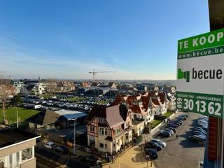Dit aangename appartement biedt een praktische indeling en veel natuurlijk licht. De lichtrijke leefruimte met zijdelings zeezicht sluit naadloos aan op de open keuken, die voorzien is van voldoende kastruimte en werkoppervlak. In de leefruimte bevindt zich bovendien een ingebouwd kastbed voor 2 personen, wat het appartement bijzonder geschikt maakt voor vakantiegebruik of extra gasten.<br /><br />De slaapkamer is rustig gelegen en biedt plaats aan een tweepersoonsbed. Samen met het kastbed in de leefruimte beschikt het appartement over slaapgelegenheid voor in totaal 4 personen.<br /><br />De badkamer is uitgerust met een ligbad met douche en een wastafelmeubel.<br /><br />Pluspunt er is ook een privatieve kelder. Zeer lage algemene onkosten!