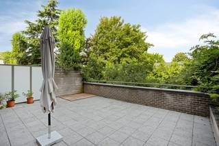 Centrally located next to the famous Avenue Louise and within walking distance of Place Châtelain Square, Rue du Magistrat 9, a luxurious apartment...