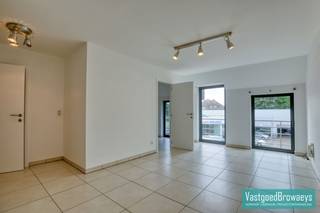 <strong>Jouw eerste thuis in het bruisende Merelbeke!</strong> <br /><br />Dit gezellige appartement is perfect voor starters die op zoek zijn naar een flexibele woonruimte in het centrum. De open keuken is ideaal voor het organiseren van spontane etentjes met vrienden, en de aparte slaapkamer biedt je de privacy die je nodig hebt. Bovendien ben je omringd door talloze bars, restaurants en winkels. Achteraan beschik je over een praktische fietsen- en vuilnisberging. Bovendien kan je zorgeloos parkeren op de gratis Conversatieparking, die je via de achterliggende tuin eenvoudig bereikt.<br /><br /><strong>Huurprijs:</strong> €750 (waarvan €650 huur + €100 provisie voor verwarming en syndickosten).<br /><br />Voor meer informatie of om een bezichtiging in te plannen, neem contact op met Stefanie via telefoon op 055/59.50.10 of per e-mail op Stefanie@vastgoedbrowaeys.be<br />