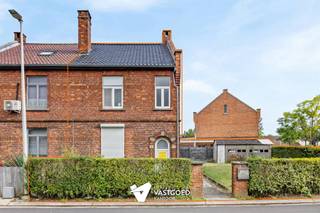 <p><span>Te renoveren karaktervolle HOB met 3 slaapkamers gelegen op een perceel van 4a12ca te Beringen-Mijn.</span></p><p><span> </span></p><p><span>Belangrijkste troeven: </span></p><p><span>- Centrale ligging</span></p><p><span>- 3 slaapkamers</span></p><p><span>- Te renoveren</span></p><p><span>- Vernieuwd dak</span></p><p><span>- Zolder met vaste trap en potentieel tot het omvormen van een extra slaapkamer</span></p><p><span>- Tuin met extra bergruimte</span></p><p><span>- Garage</span></p><p><span> </span></p><p><span>Bekijk zeker ook de foto's en de grondplannen met de afmetingen. Zo krijgt u van thuis uit al een perfect beeld van wat deze woning te bieden heeft!</span></p><p><span> </span></p><p><span>Wenst u meer info of een vrijblijvende bezichtiging, contacteer dan ons kantoor op het nummer 011 85 15 15 en wij helpen u graag verder. </span></p>