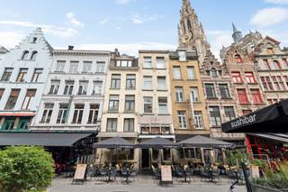 Op een absolute toplocatie, midden in het historische hart van Antwerpen, bevinden zich deze twee handelshuizen aan de Oude Koornmarkt. Tussen...