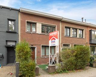 <p>Op zoek naar een ruime gezinswoning of een interessante investeringsopportuniteit in het hart van Mortsel? Ontdek deze gesloten bebouwing op een toplocatie, op wandelafstand van het centrum, scholen, winkels en openbaar vervoer. Ook de invalswegen naar Antwerpen en omliggende gemeenten zijn vlot bereikbaar.</p><p>De woning beschikt momenteel over drie volwaardige slaapkamers, maar dankzij de ingerichte leefkelder is er potentieel voor 4 à 5 slaapkamers of extra leefruimte, ideaal voor grotere gezinnen, een hobbyruimte of thuiswerkplek.</p><p>De leefruimte en keuken bieden voldoende plaats voor gezellige momenten met het gezin, en de woning geniet van veel lichtinval.</p><p>Momenteel is de woning verhuurd en levert ze een stabiele opbrengst van €1.500 per maand, wat dit pand ook voor investeerders bijzonder interessant maakt.</p><p><strong>Troeven:</strong></p><ul><li>3 slaapkamers met mogelijkheid tot 4 à 5 dankzij de leefkelder</li><li>Gelegen op toplocatie in Mortsel, nabij centrum, scholen en winkels</li><li>Goede verbinding met openbaar vervoer en invalswegen</li><li>Instapklare gezinswoning of ideale investering</li><li>Huidige huurinkomsten: ca. €1.500/maand</li><li>Rustige, aangename, grote tuin</li></ul><p><strong>Of je nu op zoek bent naar een ruime gezinswoning of een rendabele investering, deze woning in Mortsel biedt beide mogelijkheden. Contacteer ons vandaag voor meer informatie of een bezoek!</strong></p>