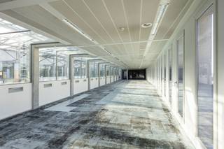 Kantoren te huur, ideaal en strategisch gelegen in het hart van Brussel tussen de Wetstraat, het Koninklijk Park en de Grote Markt. Talrijke faciliteiten in de buurt (winkels, restaurants, bars, fitnesscentrum...) en in de onmiddellijke nabijheid van het Centraal Station.<br />Gemakkelijk bereikbaar met het openbaar vervoer.<br />Parkeerplaats beschikbaar: €2.000/plaats/jaar (exclusief belasting van €70/plaats/jaar).<br />Archief beschikbaar: 80 €/m²/jaar.