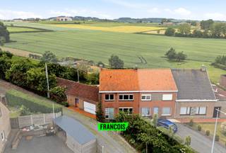 Ben je op zoek naar een woning te koop met tal van mogelijkheden? Deze halfopen bebouwing langs de Clyttesteenweg, net buiten de dorpskern van Reningelst, biedt een unieke kans voor wie graag een eigendom volledig naar eigen smaak wil renoveren of een nieuw project wil realiseren op een ruim perceel.<br /><br />Deze woning in Reningelst werd gebouwd in 1930 en beschikt over een bewoonbare oppervlakte van 197 m² op een perceel van maar liefst 1.370 m². Binnenin vind je momenteel drie slaapkamers, een badkamer en verschillende ruimtes die volledig heringericht kunnen worden volgens jouw woonwensen. Dankzij de halfopen bebouwing geniet je van een aangenaam gevoel van ruimte. De aanwezige tuin biedt alle mogelijkheden om een prachtige buitenomgeving te creëren waar je in alle rust kan genieten van het landelijke karakter van de omgeving.<br /><br />De ligging net buiten het centrum van Reningelst combineert een rustige en groene omgeving met een vlotte bereikbaarheid. Een extra troef is de handige uitweg langs de zijkant van het perceel, wat zorgt voor een uitstekende toegankelijkheid en bijkomende mogelijkheden. Ook een garage is aanwezig en er is voldoende ruimte om extra parkeergelegenheid te voorzien.<br /><br />Zie jij het potentieel van deze ruime woning in Reningelst? Neem vandaag nog contact op met Immo Francois voor een bezoek. Wij begeleiden kopers en verkopers dagelijks in Poperinge, Heuvelland, Vleteren en Mesen en helpen je graag verder bij de zoektocht naar jouw nieuwe thuis.<br /><br />Denk je eraan om je woning in Poperinge te verkopen? Neem vrijblijvend contact op met Manon van Immo Francois in Poperinge voor een gratis schatting via manon@immofrancois.be.<br /><br />