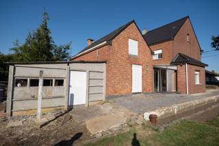 <p>Wij presenteren met veel enthousiasme deze sfeervolle open woning, gelegen aan de Gijmelsesteenweg in Langdorp. Met een bewoonbare oppervlakte van 151 m² biedt dit huis een ideale leefruimte voor gezinnen en biedt het volop mogelijkheden om je eigen stempel op te drukken. De woning, gebouwd in 1956, heeft een charmante uitstraling en is omringd door een uitgestrekt perceel van 1180 m², waar je kunt genieten van een grote tuin.</p><p>De indeling van de woning omvat een uitnodigende woonkamer, een functionele keuken, twee comfortabele slaapkamers en een badkamer waar je kunt ontspannen na een lange dag. Daarnaast beschikt het huis over een praktische zolder, die waardevolle extra opslagruimte biedt of eenvoudig kan worden omgevormd tot een extra slaapkamer. </p><p>Neem gerust contact met ons op voor meer informatie of om deze charmante woning te bezichtigen. Wij kijken ernaar uit om je te verwelkomen in Langdorp.</p>