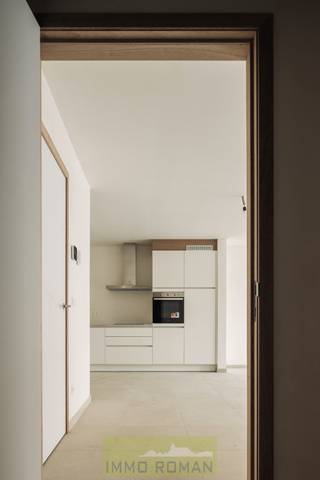 Gelegen in het hart van Avelgem, biedt dit stijlvolle, gelijkvloerse nieuwbouwappartement in 'Residentie Meersenzicht' alles wat je nodig hebt voor comfortabel wonen. Dankzij de uitstekende ligging ben je op korte afstand van winkels, scholen en belangrijke verkeersverbindingen.<br /><br />In het appartement zien we een inkomhal, gastentoilet, leefruimte met volledig ingerichte keuken, wasplaats, <strong>1 slaapkamer</strong>, badkamer met dubbele lavabo en een inloopdouche.  <br /><br /><strong>Eigenschappen:</strong>
<ul>
	<li>Energiezuinig (E-peil = 45)</li>
	<li>Verwarming door lucht-water warmtepomp en vloerverwarming</li>
	<li>Ventilatiesysteem type D</li>
	<li>Gemeenschappelijke fietsenberging</li>
	<li><strong>Optioneel een parkeerplaats aan te kopen</strong></li>
</ul>
<br />Met een woonoppervlakte van 86 m² biedt dit appartement een perfecte balans tussen comfort en functionaliteit. Dankzij het energiezuinige karakter geniet u van lage energiekosten en een aangename woonervaring.<br /><br />Prijs: exclusief BTW, registratie en bijkomende kosten.<br /><br />Meer info of een bezoek? Contacteer Kyamo De Smet: 0479 06 13 71
