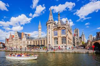 Op zoek naar een slimme investering, een eerste woning of een charmante stadsuitvalsbasis?
Residentie Sint Michiels bevindt zich op een absolute toplocatie in het centrum van Gent, op amper 100 meter van de welgekende Grasleie. Dit lichtrijke appartement bevindt zich aan de achterkant van het gebouw waardoor u ondanks de centrale ligging toch kan genieten van rust. De grote ramen zorgen voor een aangename lichtinval en een open gevoel doorheen het appartement.
Op deze locatie profiteert u ten volle van de binnenstad: gezellige horecazaken, winkels, cultuur, openbaar vervoer en de mooiste historische plekjes van Gent bevinden zich letterlijk om de hoek.
INTERESSANT:
Er is de mogelijkheid om mits een meerprijs (3150€) de huidige verwarming te vervangen door een warmtepomp. Hierdoor behaalt u niet alleen een EPC label B en wordt verwarmen goedkoper maar is er ook mogelijkheid om te koelen in de zomer.
Indeling:
- inkomhal met apart toilet
- Ruime en lichtrijke leefruimte met grote raampartijen
- Open keuken
- Berging met aansluiting wasmachine
- Aparte slaapkamer
- Badkamer met ligbad/douchecombinatie en lavabo
Extra:
Parkeren kan in de ondergrondse parking kan mits een maandelijks bedrag van 94€.
Elektriciteit conform.
Vrij bij akte.