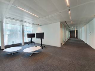 Immeuble de bureaux moderne situé entre la Rue Belliard et le Square de Meeûs. Facilement accessible en transports en commun et en voiture. Caractéristiques principales: Superficie totale de 8.592 m², 7 étages, 67 places de parking, 4 ascenseurs, certificat PEB: C, réception entre 8h et 18h, surveillance des parkings. Une opportunité idéale pour les entreprises à la recherche de bureaux de qualité dans le quartier européen.<br /><br />Parking intérieur : 1.800 Euro/place/an (Ratio: 1/266m²).<br />Archives disponibles.