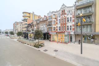 This commercial space, located in the commercial Zeelaan in De Panne, has a retail area of 358 m² with an accompanying basement (57 m²). Nice shop window.> details:° ground floor:- heating and cooling element in the ceiling- wooden floor (parquet)- rear storage space° basement:- toilet- kitchenette- storage spaceIf you are looking for a store for rent in the heart of De Panne, please contact 0477 23 05 06.