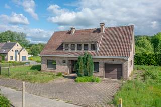 This move-in-ready home in Itterbeek is situated on an exceptional plot of nearly 50 ares and enjoys stunning open views over the...